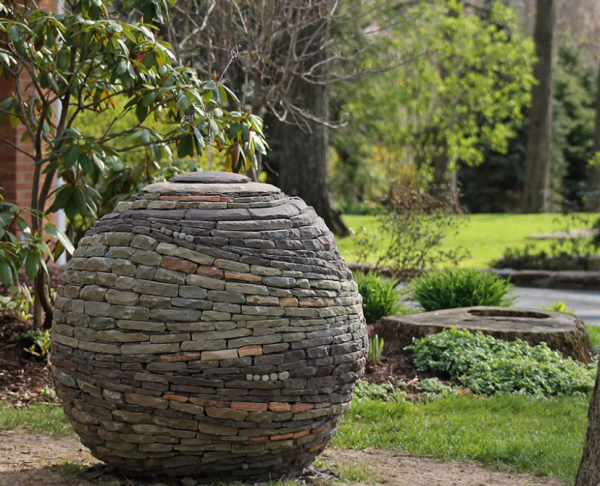 Taman kering dengan beragam patung dan ornamen seni